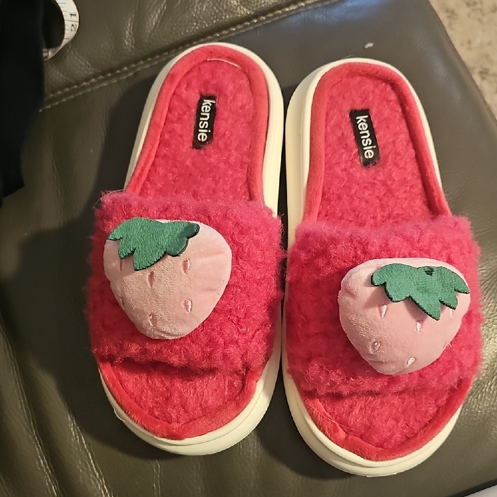 Kensie Womems Pink Strawberry Slippers. Size 9/10